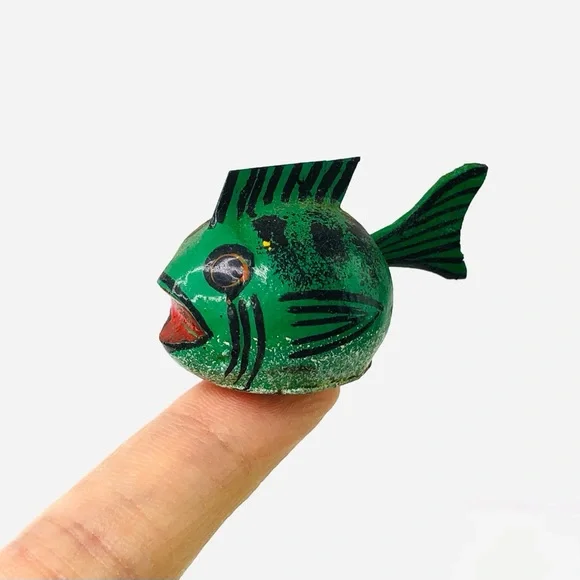 Green Wooden Fish Folk Art Figurine Trembling Tail Hand Painted Miniature - Picture 1 of 7